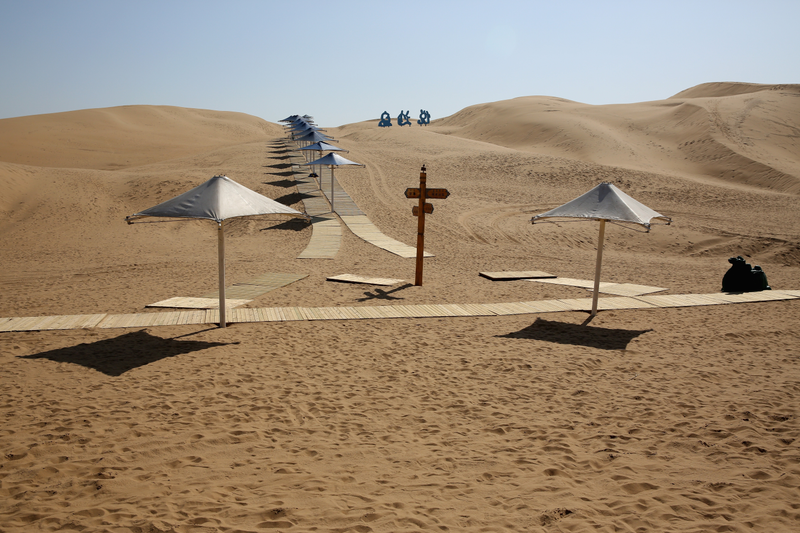 Illustration for article titled El fabuloso hotel que "flota" sobre las dunas del desierto mongol